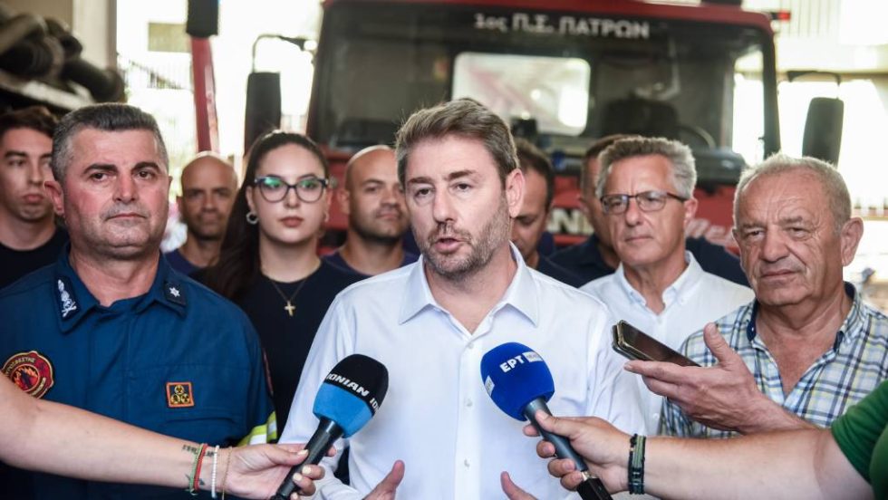 Ο Νίκος Ανδρουλάκης, πρόεδρος του ΠΑΣΟΚ, στον 1ο Πυροσβεστικό Σταθμό Πάτρας